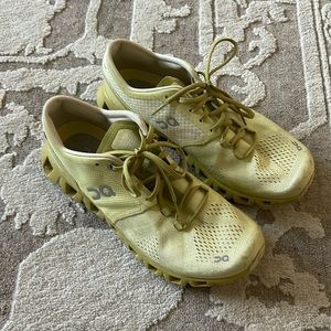 On Cloud Women’s Yellow Running Shoes (7.5)